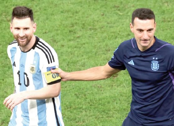 Lionel Messi and Lionel Scaloni (R)